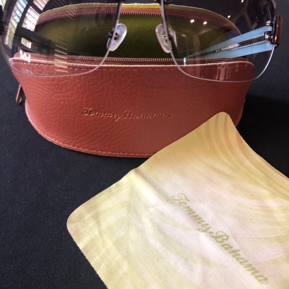 TOMMY BAHAMA SUNGLASSES WITH CASE AND DUST. LOTH